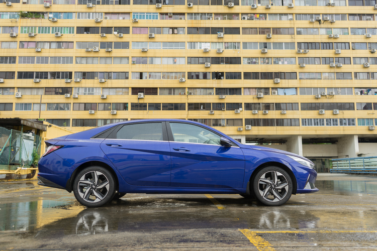 2021 Hyundai AVANTE side view