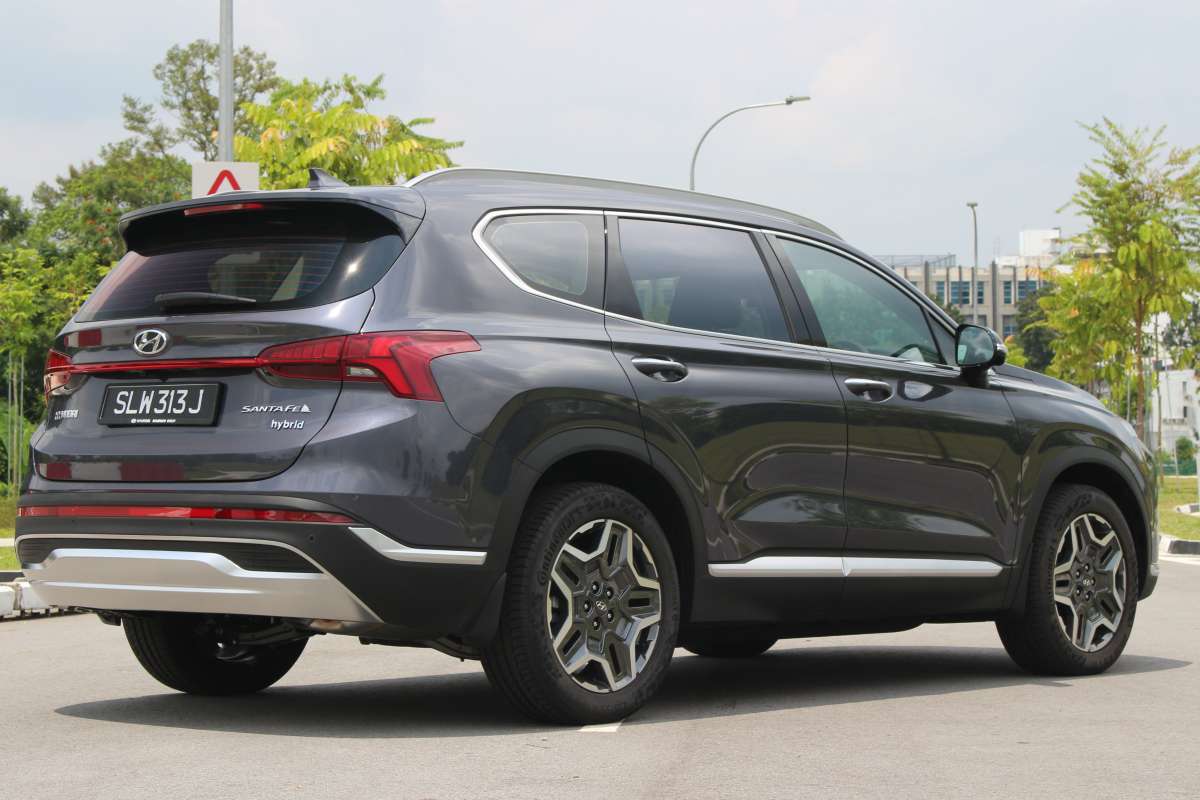 Hyundai Santa Fe Hybrid Back Exterior